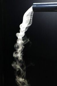 気流可視化装置「AVIS」の気流が出ている様子、粒子が細かい様子の画像